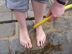 Füße waschen nach dem Barfuß-Erlebnis